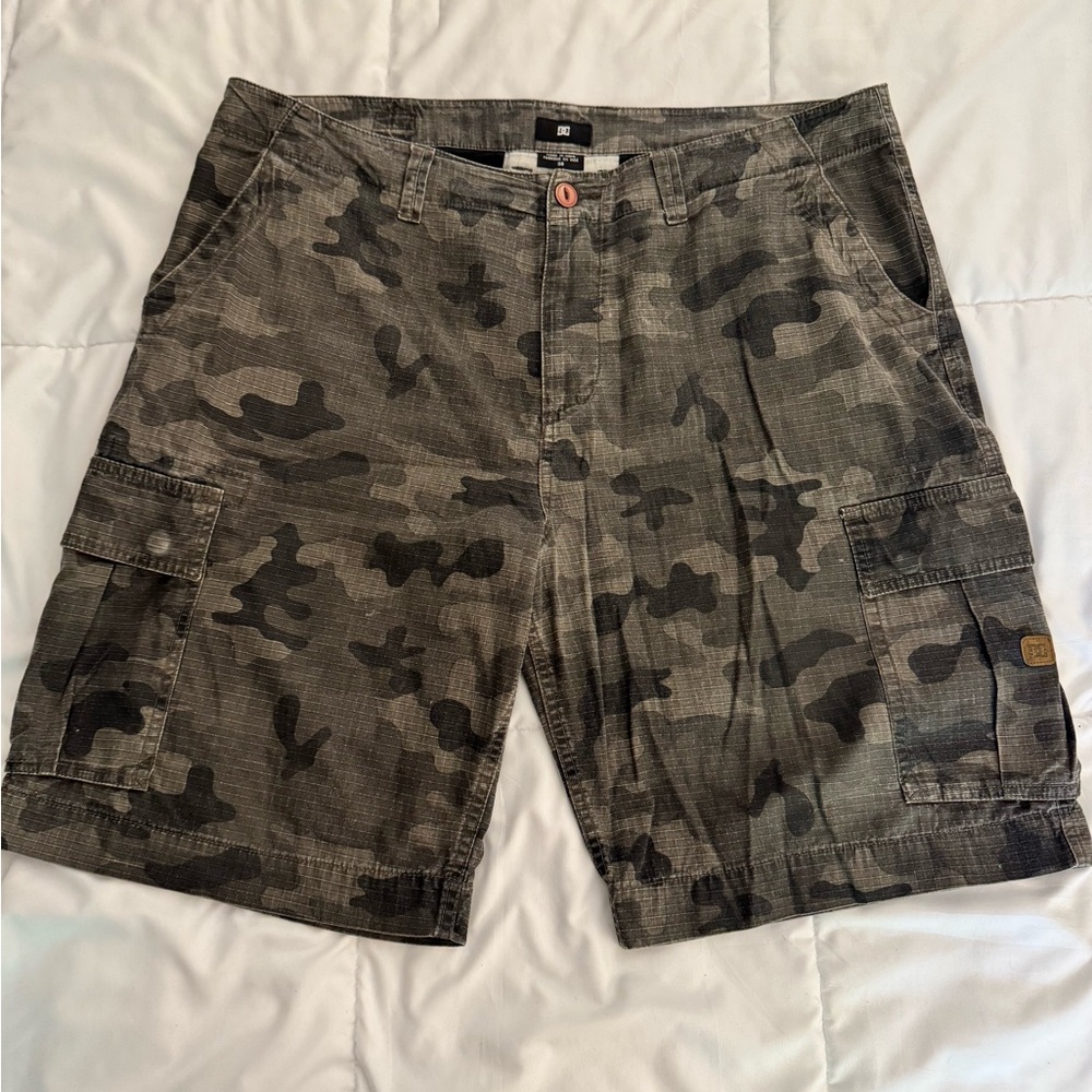Dc Men’s Size 38  Camo Cargo Shorts
